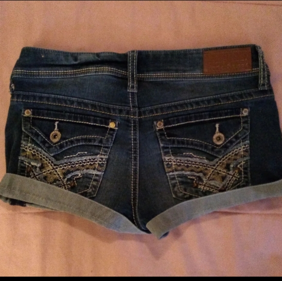 Body Central Women's Cuffed Denim Shorts NWOT - Picture 3 of 5